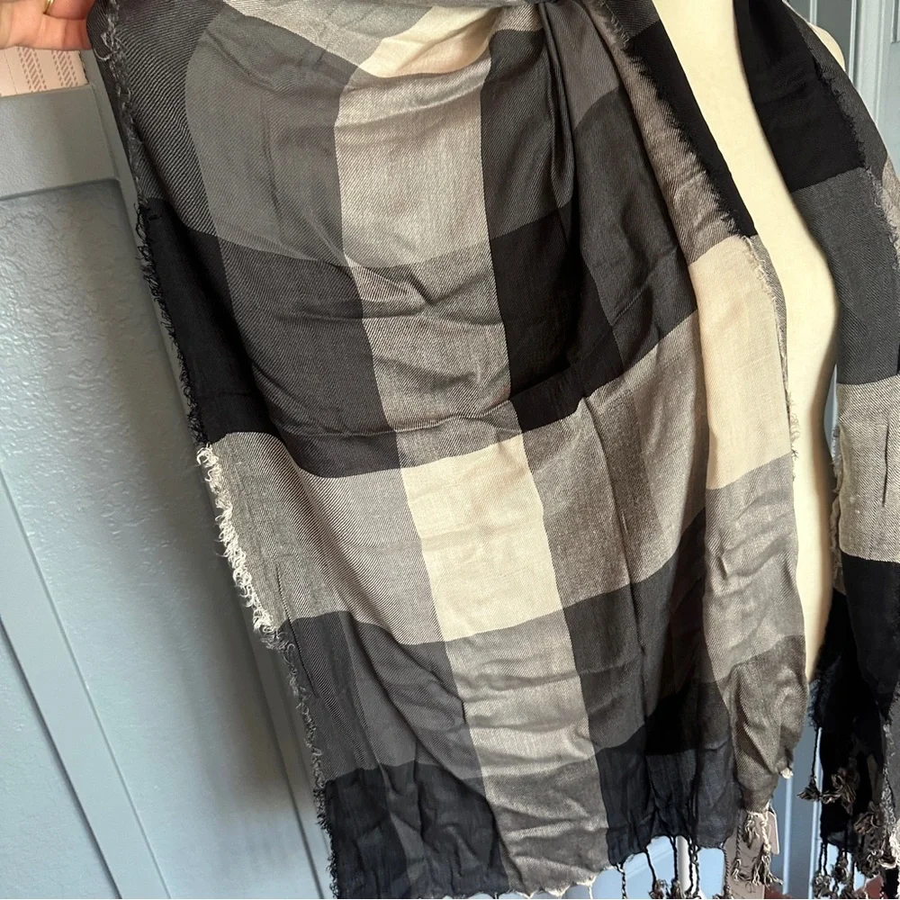 NWT Charming Charlie Black and Gray Plaid Buffalo Check Scarf - Picture 4 of 5